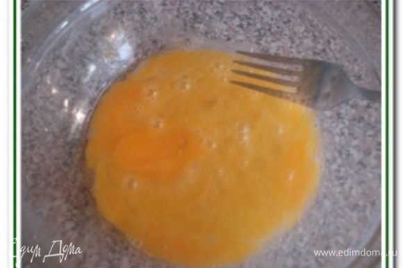 Яйца немного взбить с ванильным сахаром.