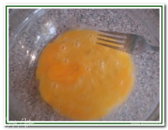 Яйца немного взбить с ванильным сахаром.