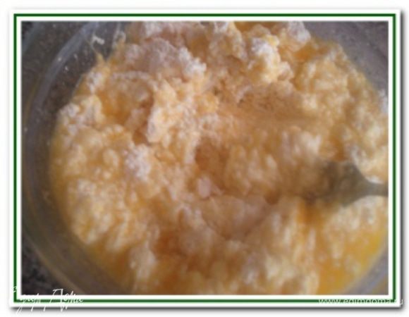 Ввести творог и продолжать взбивать до однородности.