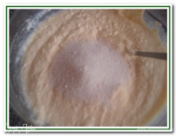 Добавить манную крупу и перемешать наше тесто.