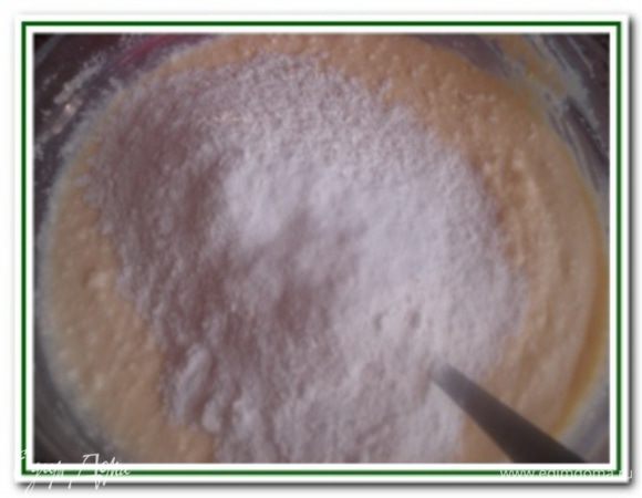 Ввести муку с разрыхлителем. Хорошо перемешать.