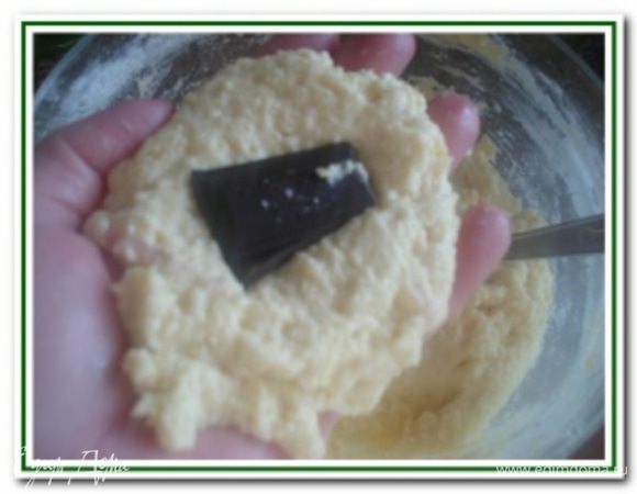 Для сырников с шоколадом положить на ладонь 1 ст.л. массы, по центру положить кусочек шоколада и сформировать биточек. Жарить под крышкой с двух сторон до золотистого цвета.