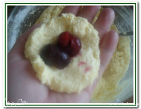 Для сырников с вишней положить на ладонь 1 ст.л. массы, по центру положить 2-3 вишенки и сформировать биточек. Жарить под крышкой с двух сторон до золотистого цвета.