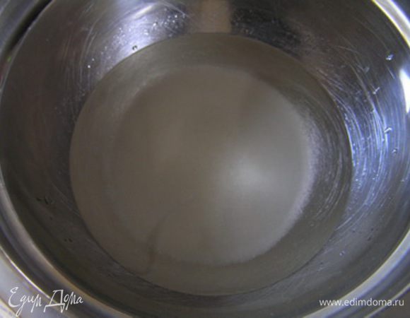 Сахар и соль растворить в воде, добавить водку, перемешать,