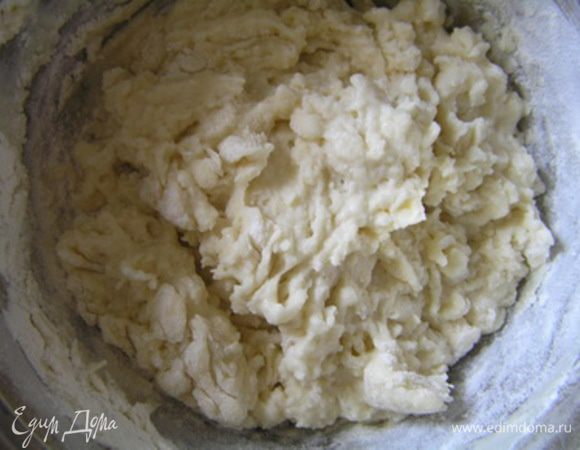 постепенно добавляя муку, 