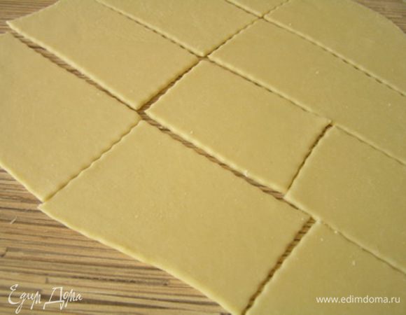 Тесто разделить на 2-3 части, каждую из которых тонко раскатать, нарезать полосками (прямоугольниками),