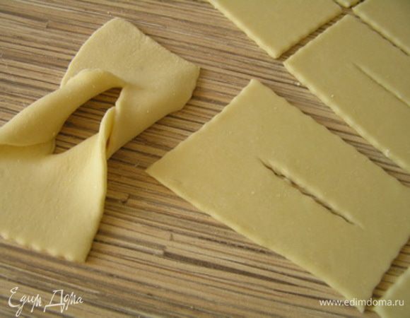 в каждой полоске сделать разрез и выворачивать один конец через это отверстие.