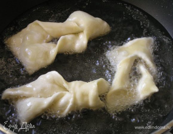 Жарить во фритюре до румяности по 3-4 штуки за один раз, 