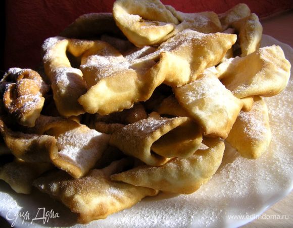 выкладывать на бумажное полотенце, чтобы избавиться от лишнего масла. Перед подачей обильно посыпать сахарной пудрой.