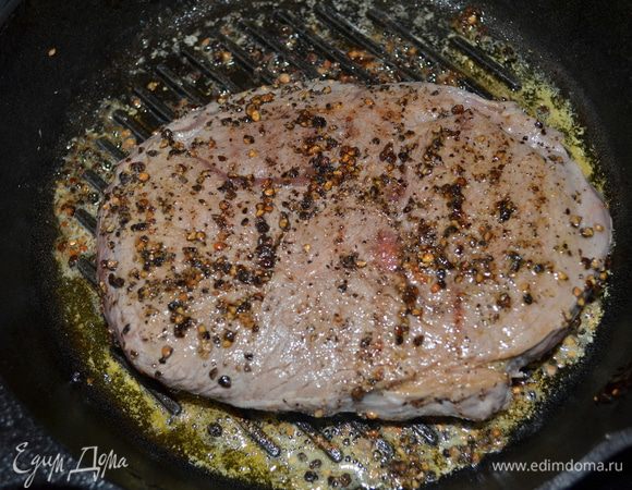 2 стол.л слив.масло растопить на железной сковороде,сред-высок. огонь.Добавить филе и обжаривать примерно 2-3 мин.каждую сторону.