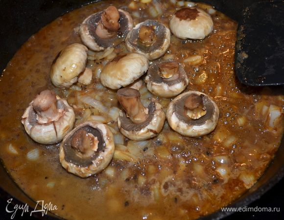 Разогреть духовку до 210гр.и поставить наше мясо на 12 мин.Затем готовое мясо выложим на тарелку,прикроем фольгой.
На сковороду добавим 2 стол.л слив.масла на сред-высок.огне. Добавим порезанный лук,грибы и 10мин.обжариваем до мягкого состояния.Добавим затем конъяк и бульон.И готовим еще 5 мин.