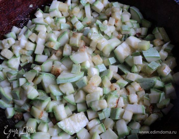 Также порезать кубиками и обжарить кабачки.