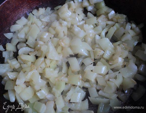 Лук мелко порезать и припустить до прозрачности на растительном масле.