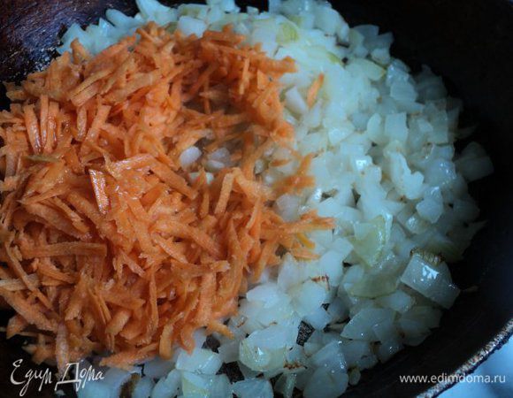 Добавить натертую моркови и еще потушить 5-7мин.