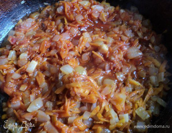 Затем добавить томатную пасту(или протертые помидоры), сахар, потушить 3-5мин.