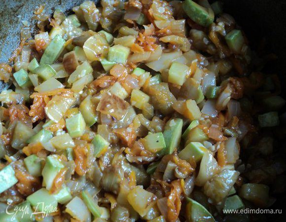 Сложить в казанок или сотейник обжаренные баклажаны, кабачки, лук с морковкой, перемешать, добавить по вкусу соль, перец. Накрыть крышкой и потушить 15-20мин, помешивая время от времени.