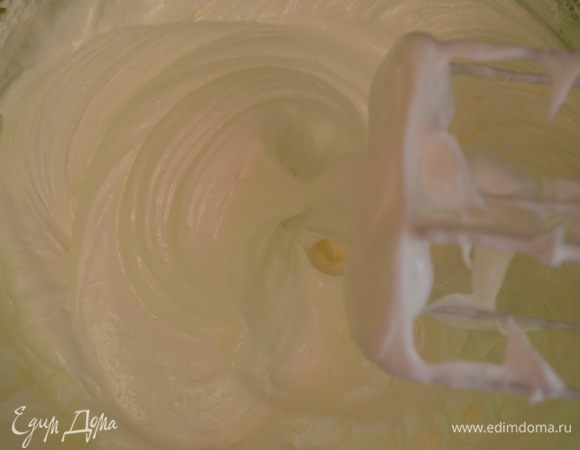 Охложденные белки взбить с щепоткой соли до крепких пиков, постепенно ввести сахар и все вместе взбить. 