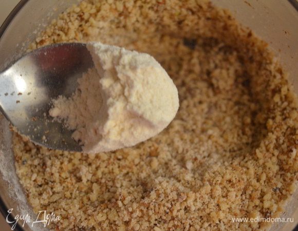 В орехи добавить муку и ванилин