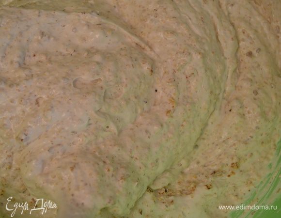 В белки ввести орехово-мучную смесь, очень аккуратно все смешать. Получится воздушное тесто.