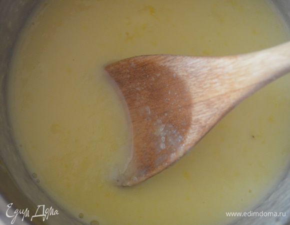 Для крема желтки смешать с молоком, сахаром и ванилином и варить на медленном огне до загустения. Букально несколько минут. При этом постоянно помешивая. Затем остудить. 