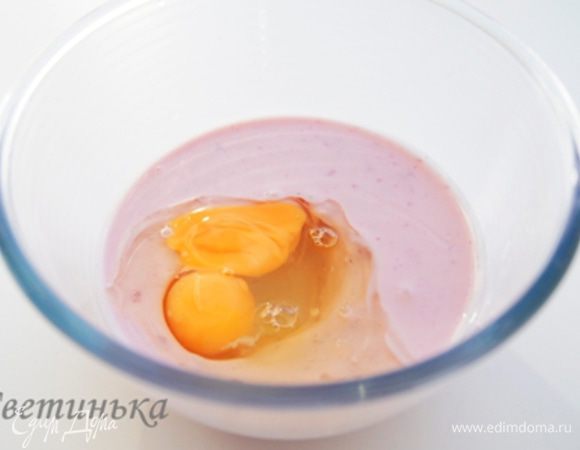 По скорости приготовления этот рецепт бьет все рекорды. Самое главное, что никаких кухонных приспособлений не требуется. Все банально и просто - смешиваем йогурт с яйцами.