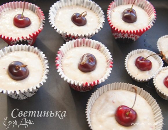 Осталось разложить по формочкам на 2/3, воткнуть черешенку и поставить в разогретую до 180 градусов духовку на 25 -30 минут до зарумянивания и сухой палочки.