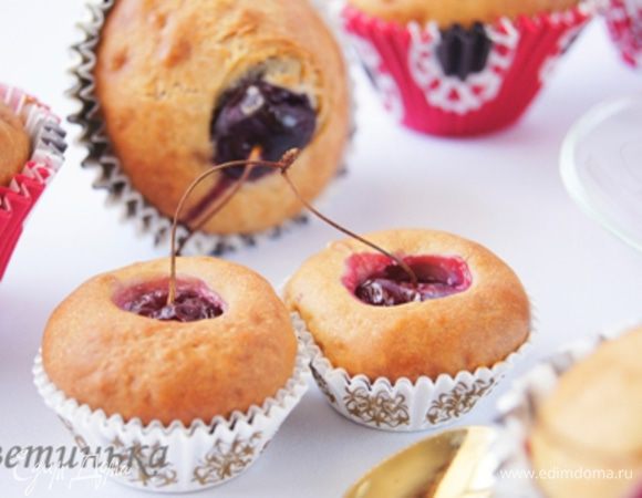 Все! Достаем и сразу же горячими кушаем! Все же отсутствие какого-либо жира в рецепте дает о себе знать - после остывания маффины суховаты и требуют какой-нить намазки. 