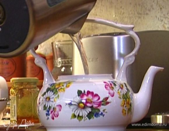 Чайник ошпарить кипятком, отправить в него мед и корицу и залить кипятком на 1/3 объема. Закрыть крышкой и оставить на несколько минут.