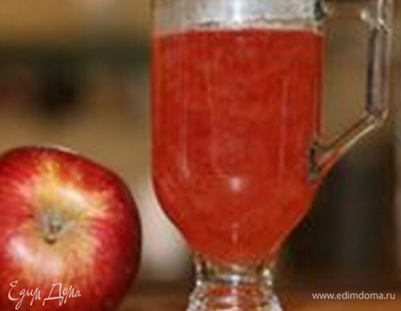 Влить в чайник прогретый сок и дать чаю немного настояться.