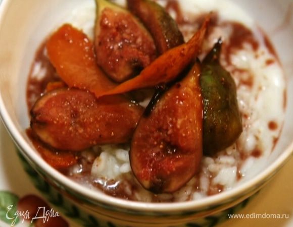 Выложить рис в тарелку, полить соусом и присыпать мускатным орехом.