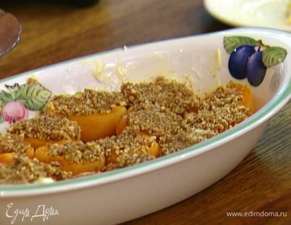 Абрикосы плотно уложить в противень разрезами вверх и заполнить выемки миндальной начинкой. 