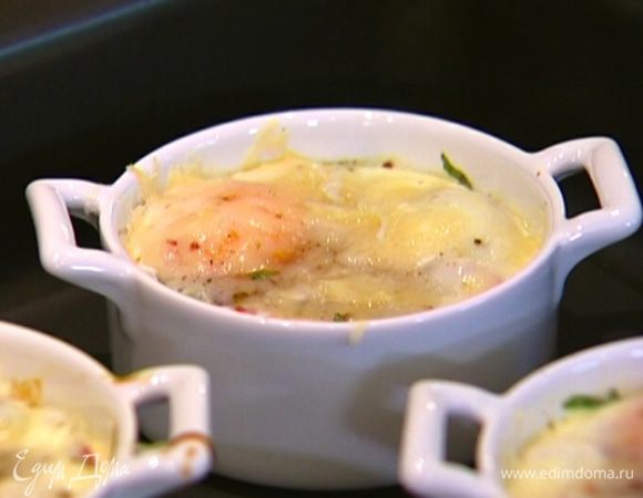 Формочки с помидорами и яйцами поместить в глубокий противень и отправить в духовку на 10 минут, а затем на 2 минуты поставить под гриль.