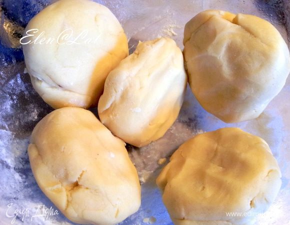 Тесто разделить на 5 частей и завернув в пленку убрать в холодильник на 20 минут.