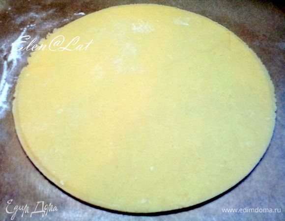 После охлаждения раскатать каждую часть и вырезать круг диаметром 20 см
Раскатывать советую сразу на бумаге для выпечки.Положить каждую часть в морозилку. 
Выпекать, доставая из морозилки.
Печь коржи по очереди при 200 С примерно по 15 минут
