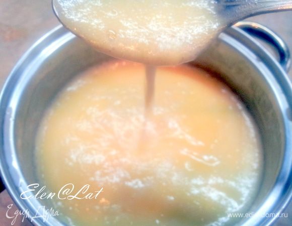 Готовим крем Шарлотт. Смешайте желток с молоком, добавьте сахар и ванильный сахар. На медленном огне доведите до кипения и варите до загустения 4 минуты. Варить крем нужно обязательно на медленном огне, чтобы желток не свернулся. Дайте остыть.