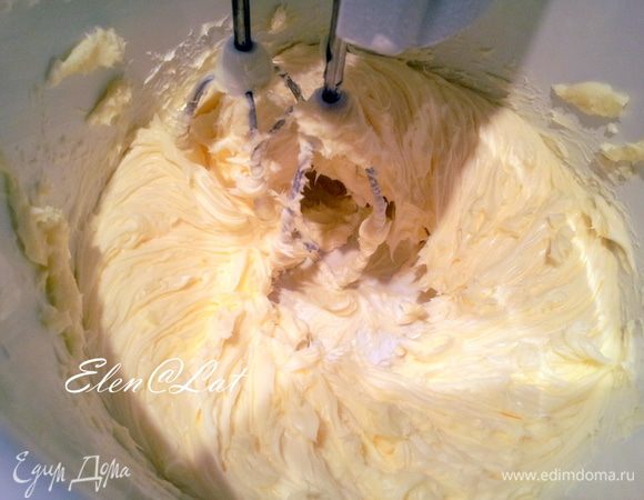 Взбить масло, до светлого состояния.