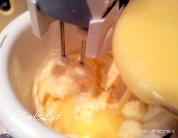 Добавлять понемногу сироп не прекращая взбивать, в конце добавить ликер.(я не добавляла)