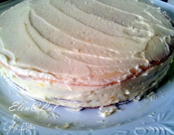 Крем разделить на 6 частей, и одну часть оставить для украшения. Остальным кремом смазать коржи.