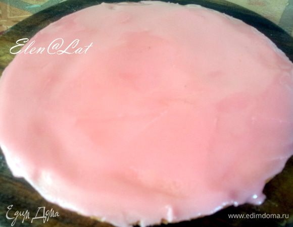 Верхний корж не смазывать кремом, а покрыть розовой глазурью.Вы можете воспользоваться помадойhttp://www.edimdoma.ru/retsepty/42752-pomadka-dlya-glazirovki-pirozhnyh-pecheniy-tortikov и добавить туда сок и ликер. Или возьмите просто сахарную пудру и приготовьте глазурь. Глазурь делается так: Смешать сахарную пудру и добавить свекольный сок и ликер, если вы ликер не добавляете, то добавить лимонный сок или воду.