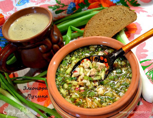 Отвариваем мясо,картофель,яйца,даём остыть и нарезаем кубиком.Также нарезаем огурцы,редис,зелень,всё перемешиваем раскладываем порционно и добавляем холодный квас.