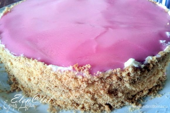 Корж с розовой глазурь положить на промазанные кремом коржи. Кремом обмазать бока торта и обсыпать бисквитной крошкой(Для этого я пеку бисквит, маленькую порцию, перемалываю в блендаре и поджариваю в духовке)