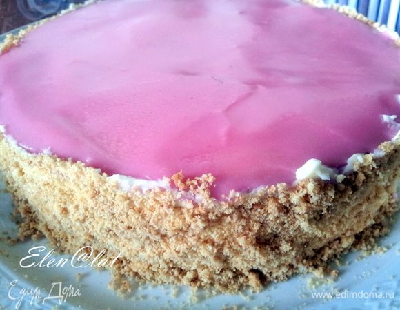 Корж с розовой глазурь положить на промазанные кремом коржи. Кремом обмазать бока торта и обсыпать бисквитной крошкой(Для этого я пеку бисквит, маленькую порцию, перемалываю в блендаре и поджариваю в духовке)