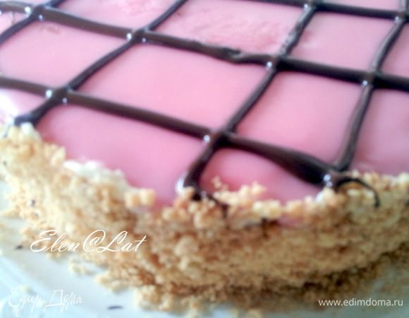 Украшаем верх торта. Для этого растопить шоколад и к помощью насадки для айсинга из шприца выдавить решетку на верхний розовый корж. Если шприца и такой насадки у Вас нет, не беда, растопленный шоколад, вылить в маленький целлофановый пакет, проделать дырочку и украсить торт.