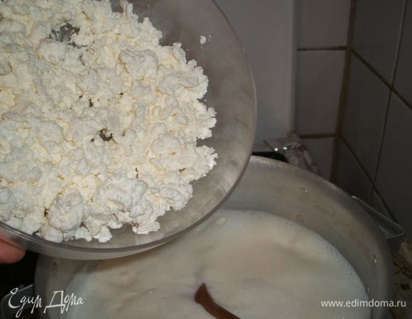 В кастрюлю налить молоко.Когда закипит, опустить, предварительно размяв, пачку творога ( 250 г.)