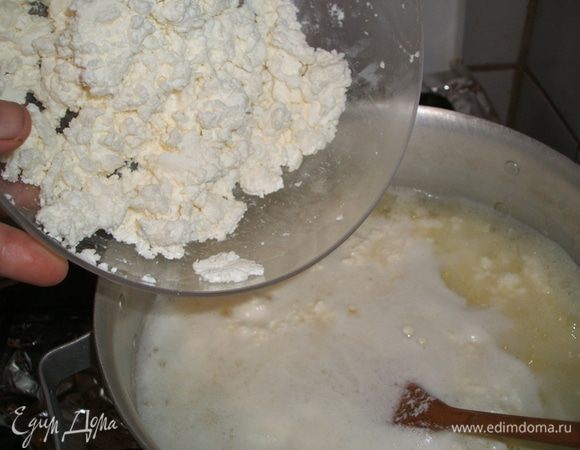 Когда вновь закипит,опустить вторую порцию ( пачку, или 250 г.) И так все четыре порции ( или пачки)