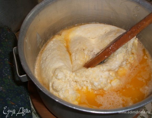 В кастрюле растопить масло, влить яйца и высыпать творог из марли, тщательно перемешать.