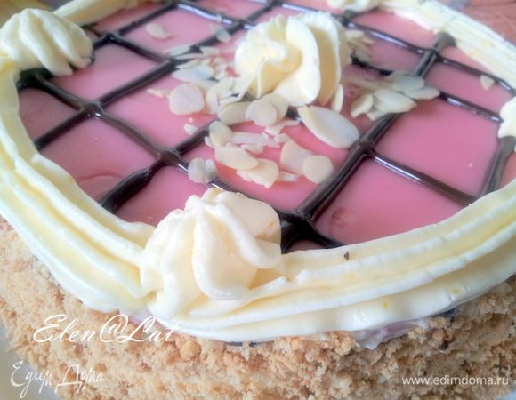 Украсьте кремом, который вы отложили, края и центр торта, посыпьте поджаренными орехами.
Все тортик готов. Он очень вкусный и нежный. 