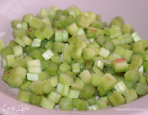 Ревень очистить от грубых волокон и мелко нарезать.