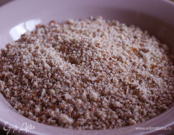 Арахис измельчить с помощью блендера.