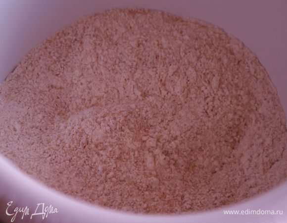 В чаще миксера смешать все сухие ингредиенты.